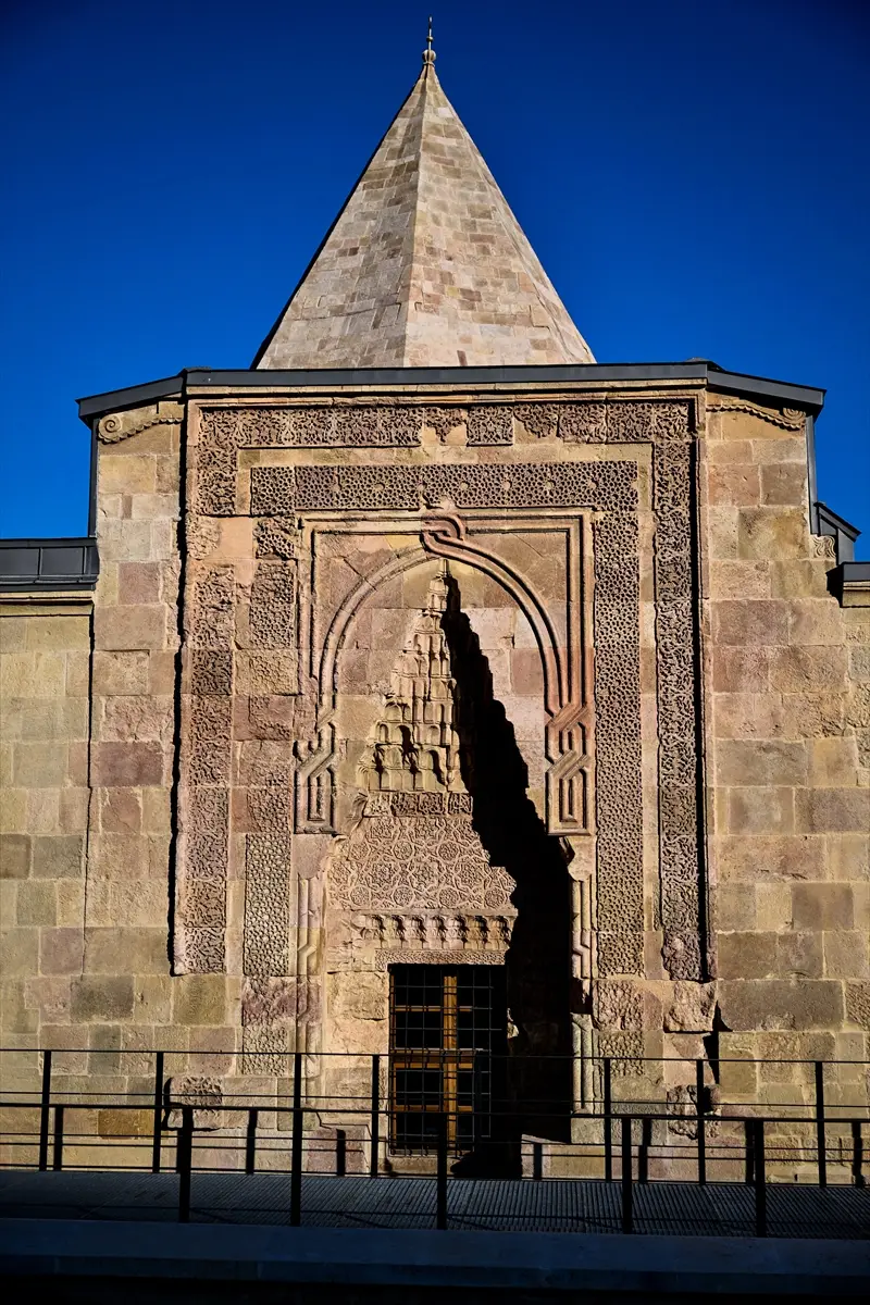 Divriği Ulu Camii: Taş kapılarda yüzyıllık gölge silüetleri