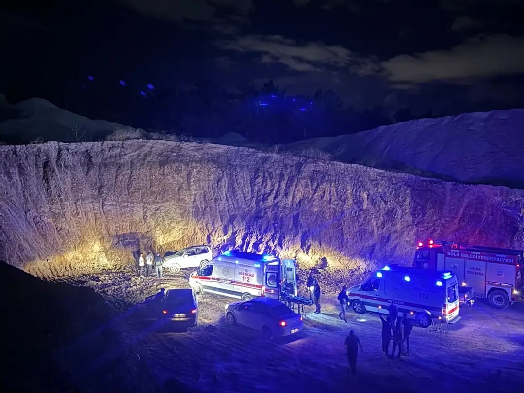 2 Dead, 1 Injured After SUV Rolls into Ravine in Bolu