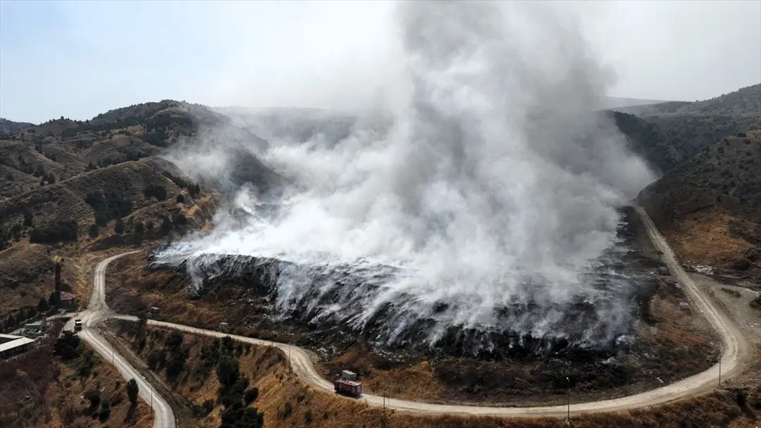 Bürgermeister Sevindi: Mülldeponiebrand in Amasya wird gekühlt