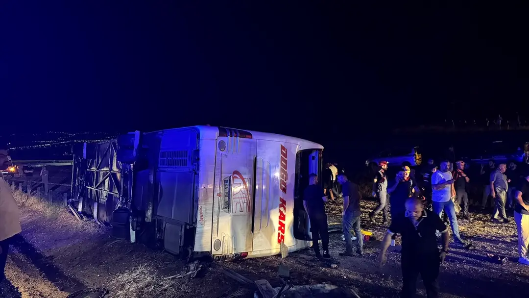 10 Verletzte bei umgestürztem Reisebus in Kırıkkale