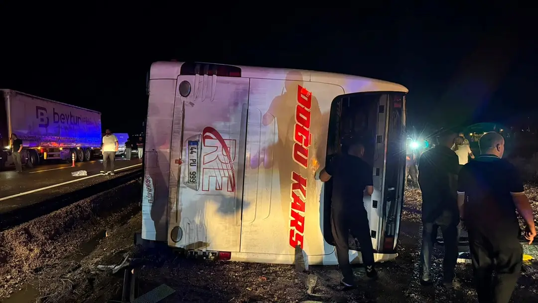 10 Verletzte bei umgestürztem Reisebus in Kırıkkale