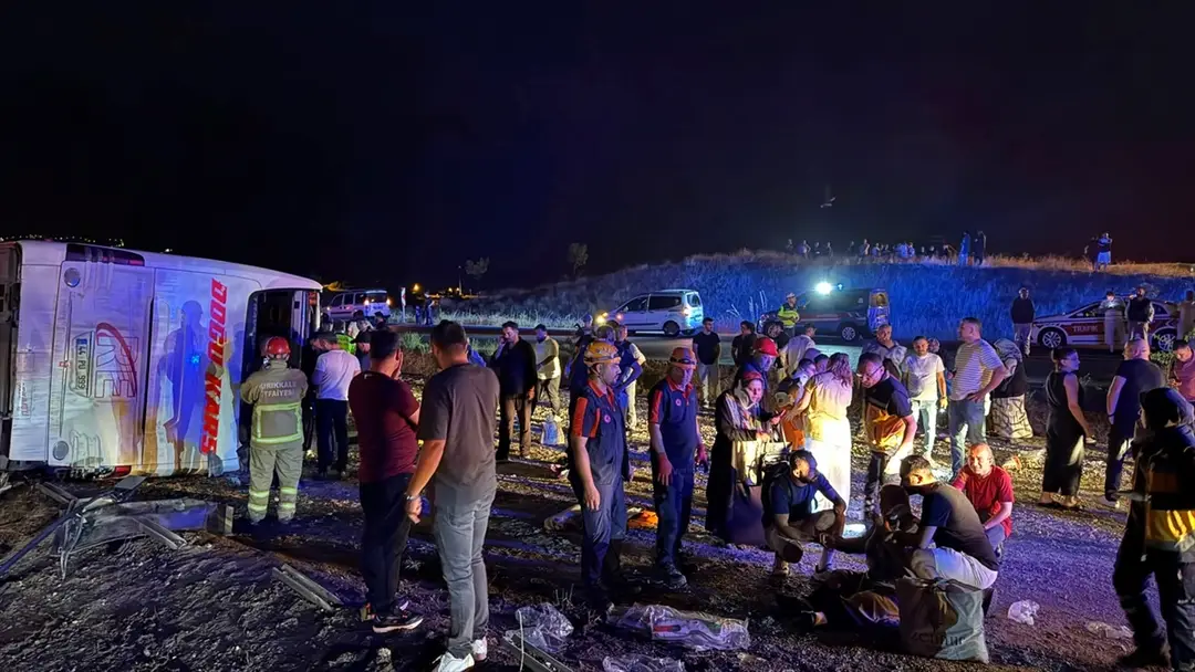 10 Verletzte bei umgestürztem Reisebus in Kırıkkale