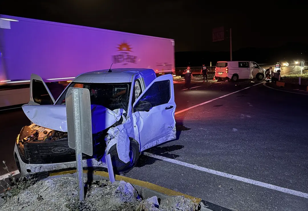 Nevşehir'de kaza: Minibüs ile hafif ticari araç çarpıştı, 5 yaralı