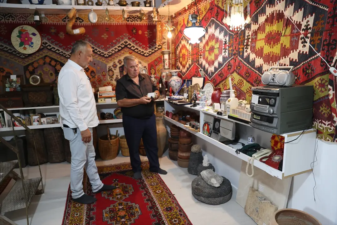 Vefat eden mahalle sakinlerinin eşyalarıyla evinde "hatıra müzesi" oluşturdu