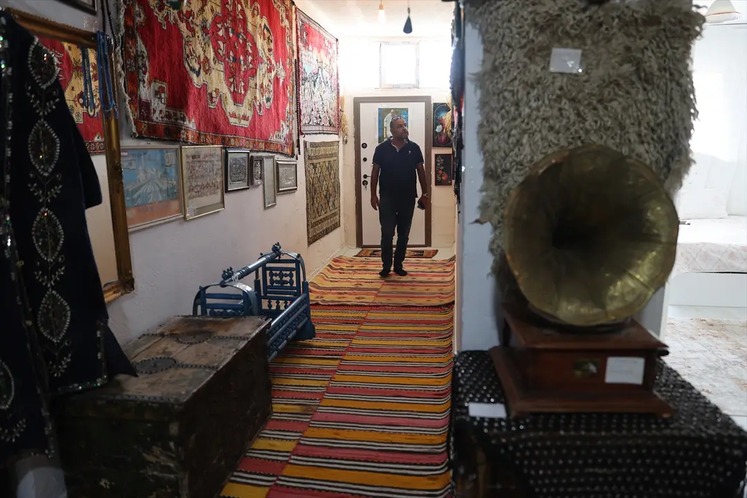 Vefat eden mahalle sakinlerinin eşyalarıyla evinde "hatıra müzesi" oluşturdu