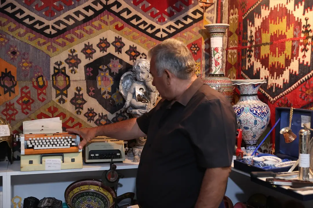 Vefat eden mahalle sakinlerinin eşyalarıyla evinde "hatıra müzesi" oluşturdu