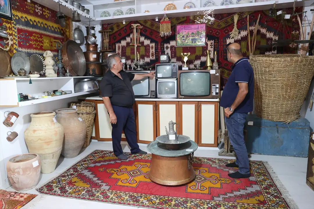 Vefat eden mahalle sakinlerinin eşyalarıyla evinde "hatıra müzesi" oluşturdu