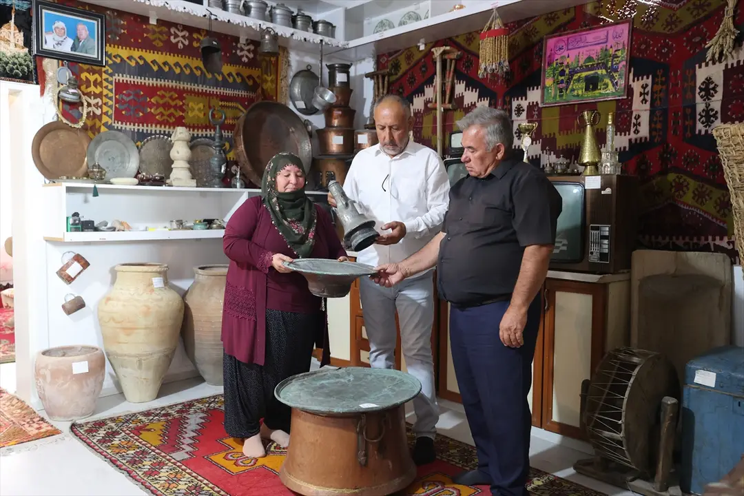 Vefat eden mahalle sakinlerinin eşyalarıyla evinde "hatıra müzesi" oluşturdu