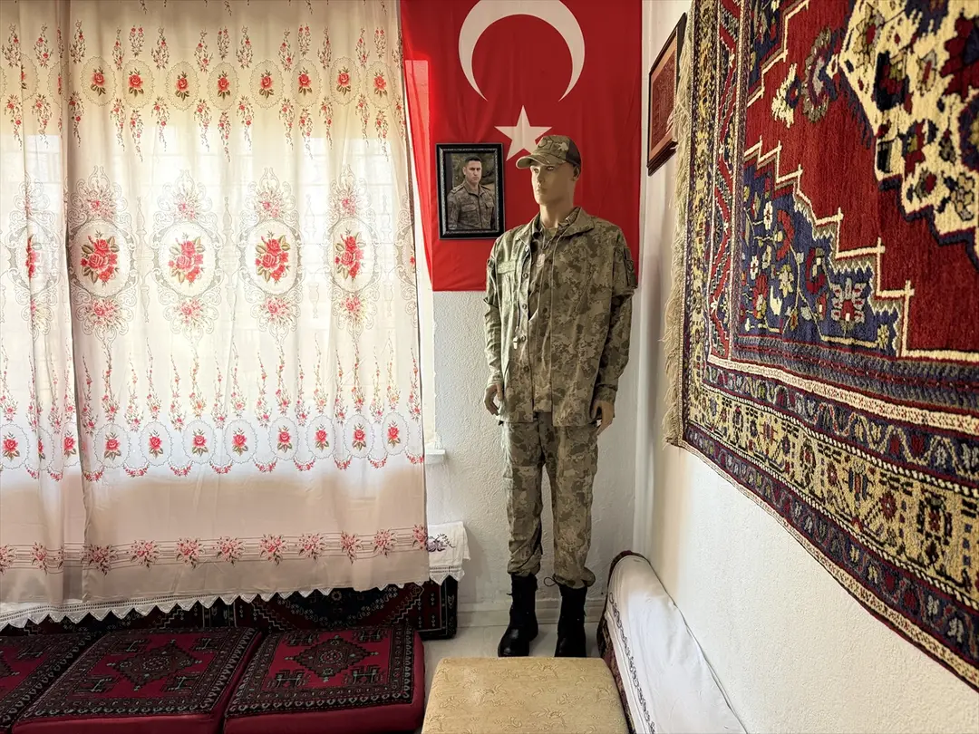 Vefat eden mahalle sakinlerinin eşyalarıyla evinde "hatıra müzesi" oluşturdu