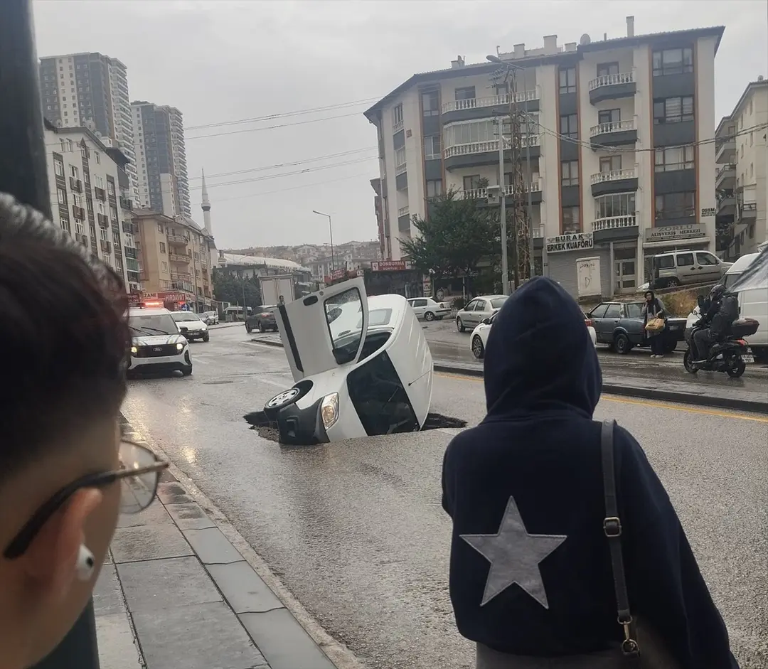 Ankara: Starkregen lässt Straße einbrechen – Auto stürzt hinein