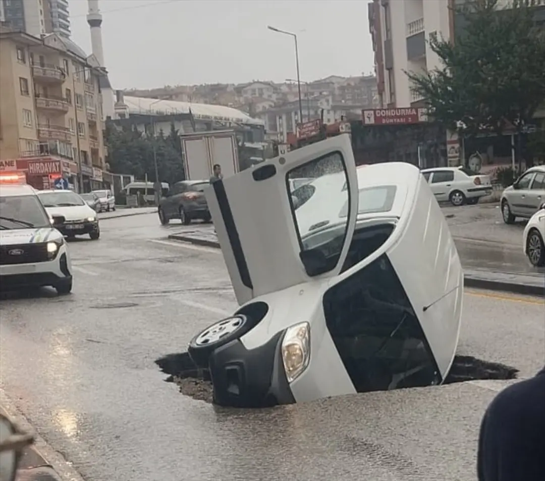 Ankara: Starkregen lässt Straße einbrechen – Auto stürzt hinein