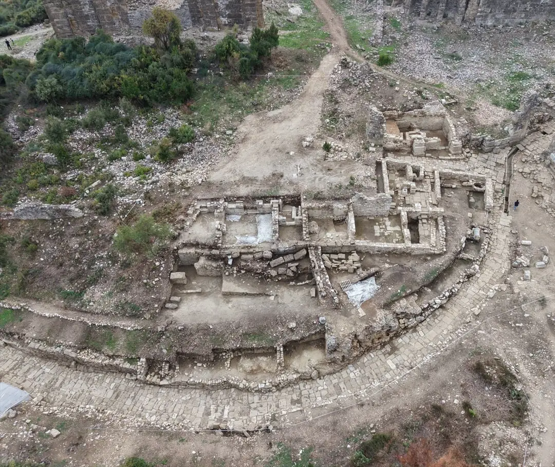 Minister Ersoy: 2000 Jahre alte Theaterstraße in Aspendos freigelegt