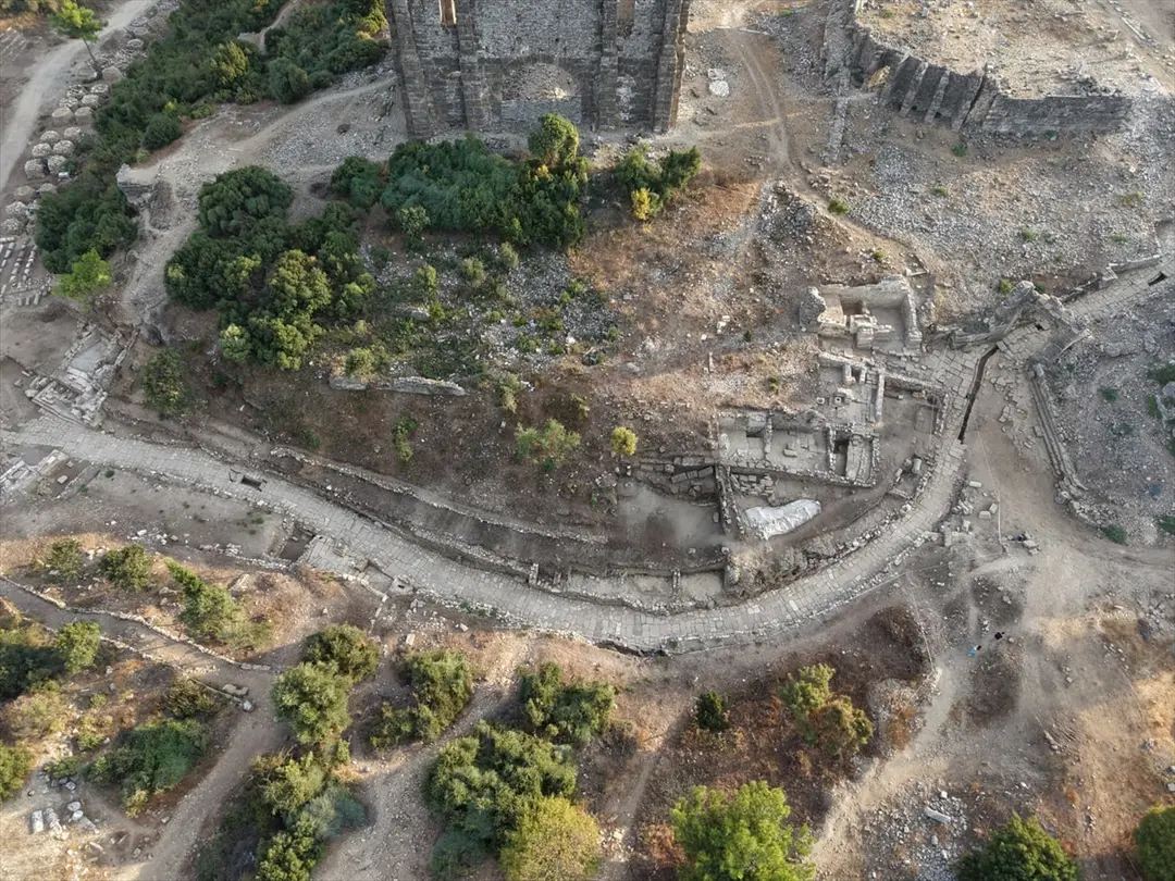 Minister Ersoy: 2000 Jahre alte Theaterstraße in Aspendos freigelegt