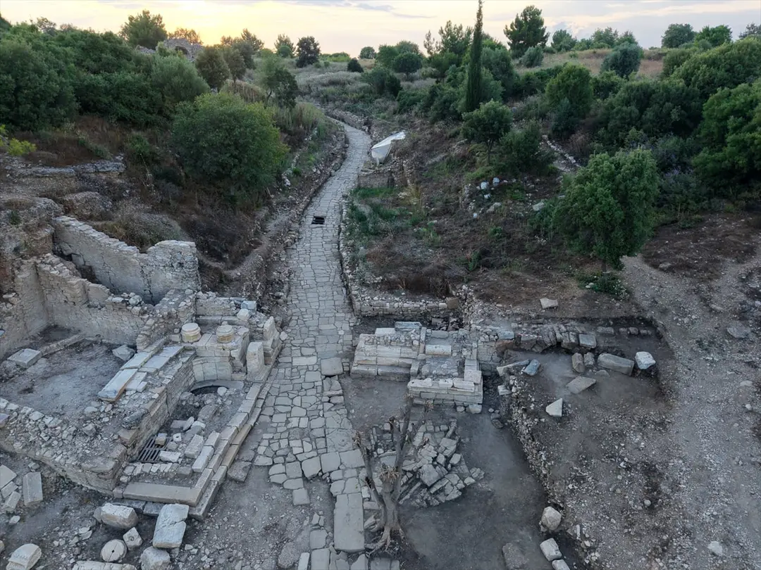 Minister Ersoy: 2000 Jahre alte Theaterstraße in Aspendos freigelegt