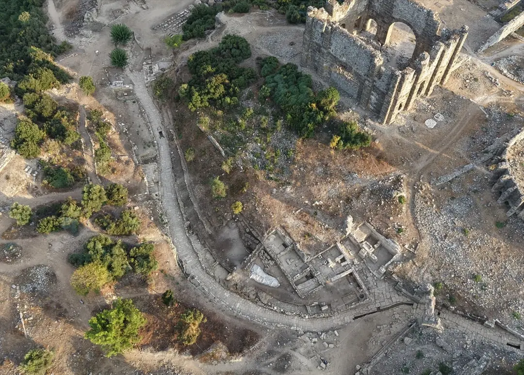 Minister Ersoy: 2000 Jahre alte Theaterstraße in Aspendos freigelegt