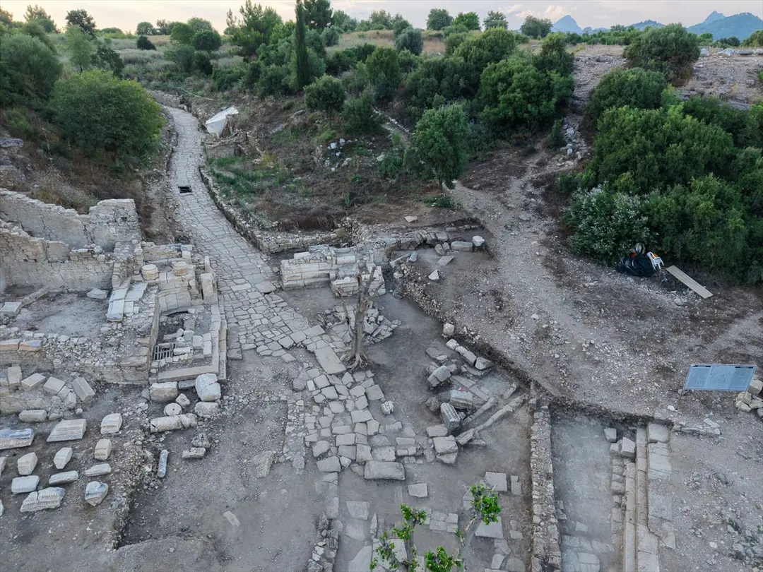 Minister Ersoy: 2000 Jahre alte Theaterstraße in Aspendos freigelegt