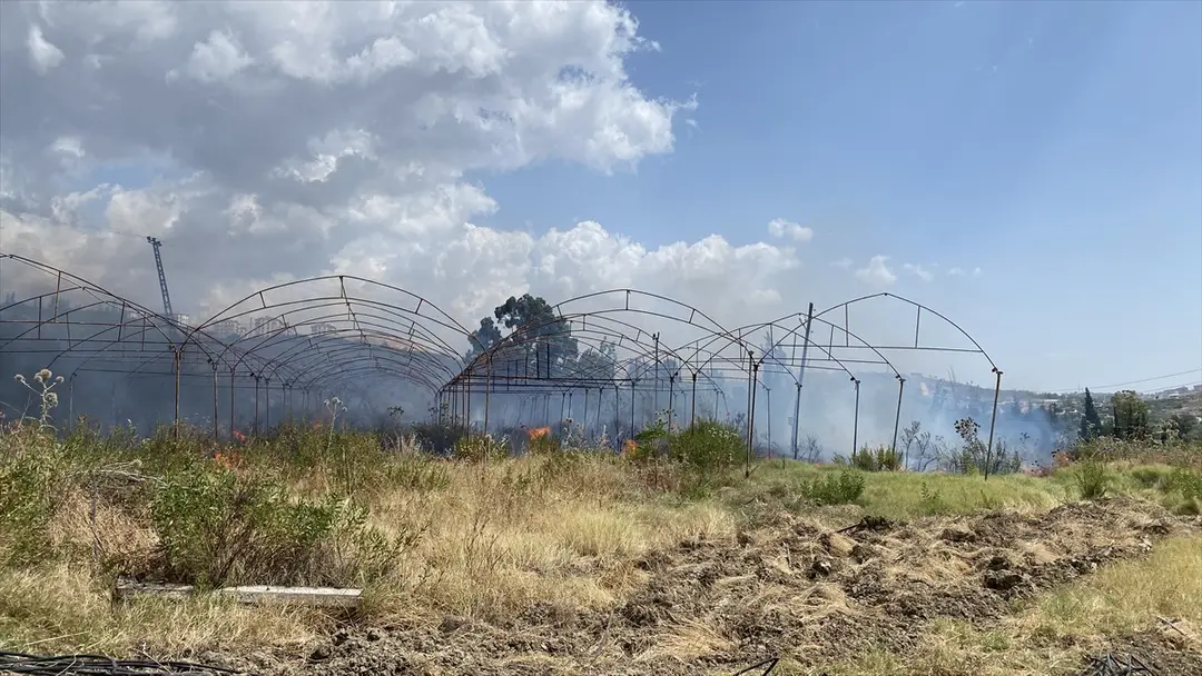 Gartenbrand in Kırıkhan, Hatay: Pkw unbrauchbar
