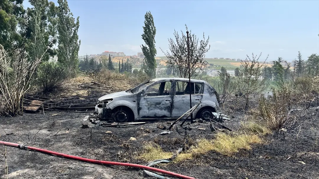 Gartenbrand in Kırıkhan, Hatay: Pkw unbrauchbar