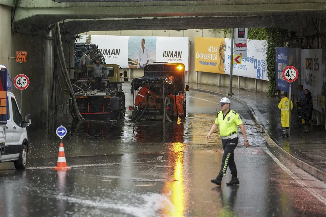 Unterführung in Istanbul-Şişli nach Starkregen überflutet