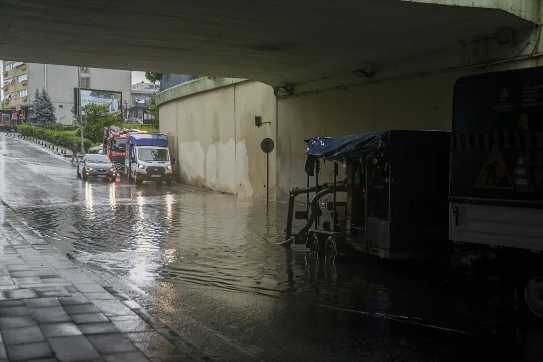 Unterführung in Istanbul-Şişli nach Starkregen überflutet
