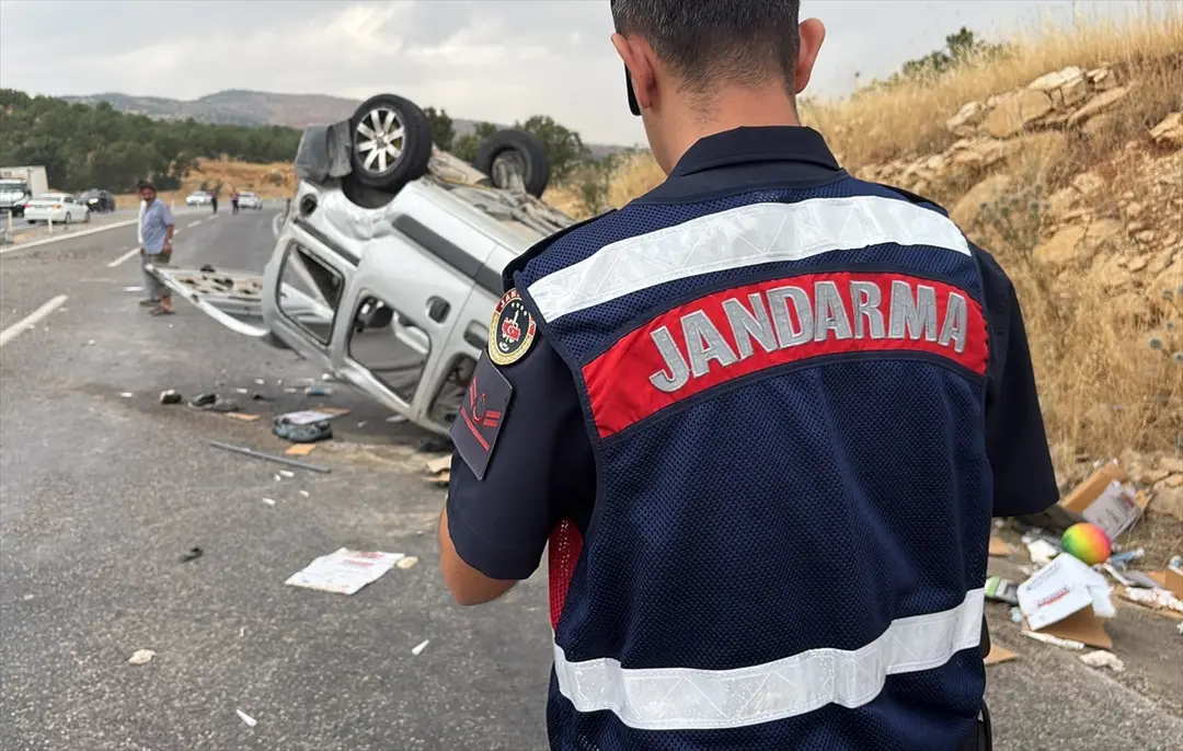 Adıyaman: Pkw und Nutzfahrzeug kollidieren – 5 Verletzte