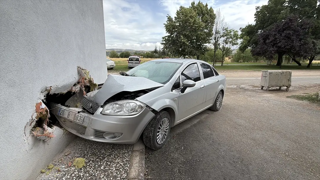 3 Verletzte bei Autounfall in Eskişehir: Fahrzeug prallt gegen Hauswand