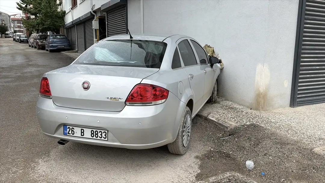 3 Verletzte bei Autounfall in Eskişehir: Fahrzeug prallt gegen Hauswand