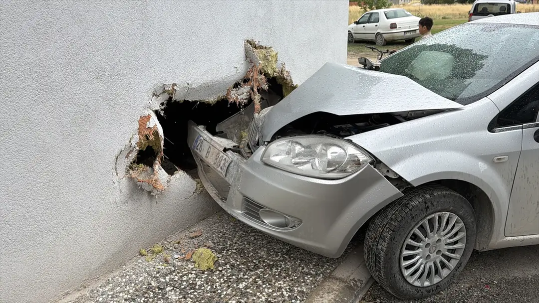 3 Verletzte bei Autounfall in Eskişehir: Fahrzeug prallt gegen Hauswand