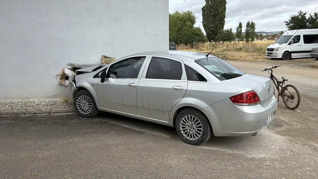 3 Verletzte bei Autounfall in Eskişehir: Fahrzeug prallt gegen Hauswand