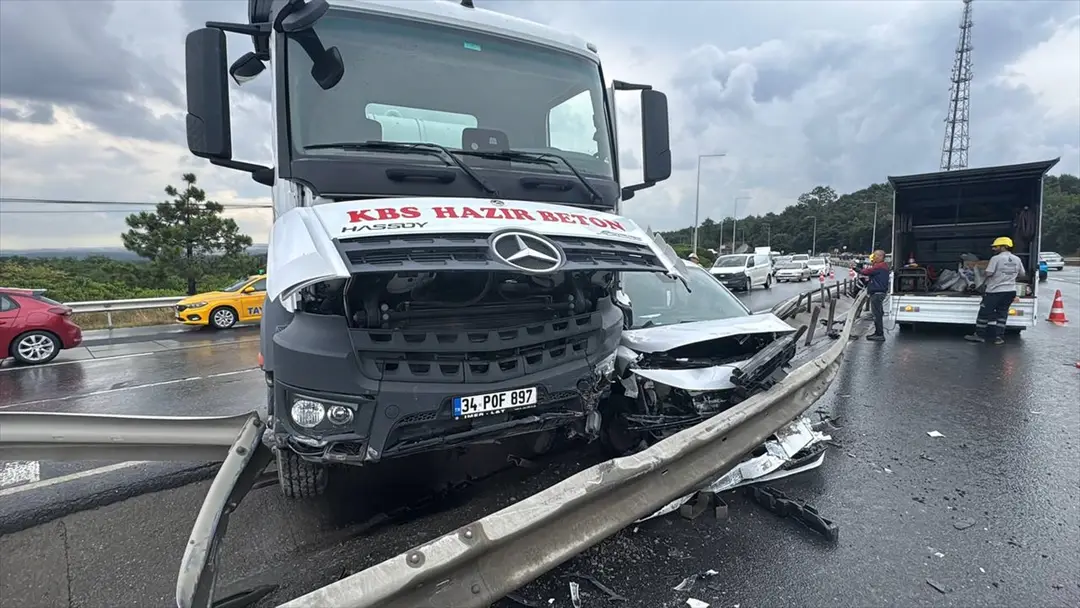 Unfall in Arnavutköy: Betonmischer kollidiert mit Lieferwagen, 2 Verletzte