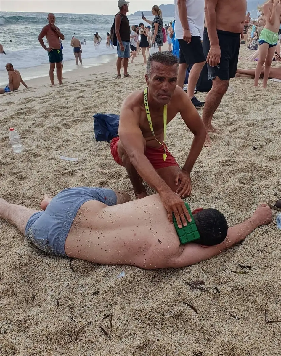 Rettungsschwimmer rettet Person vor dem Ertrinken in Alanya