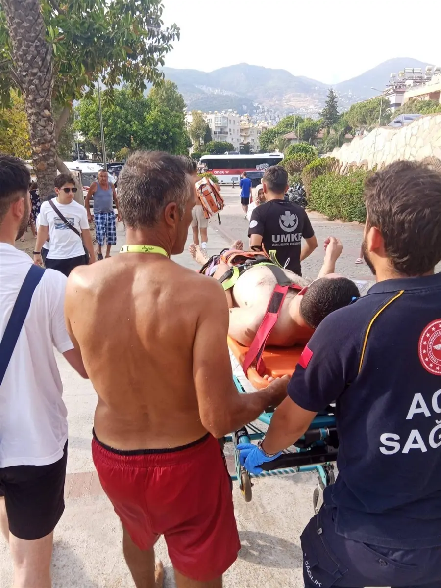 Rettungsschwimmer rettet Person vor dem Ertrinken in Alanya