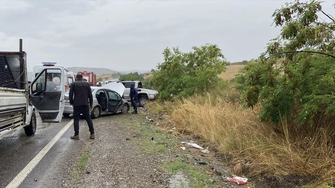 1 Dead, 5 Injured in 3-Vehicle Accident in Kastamonu