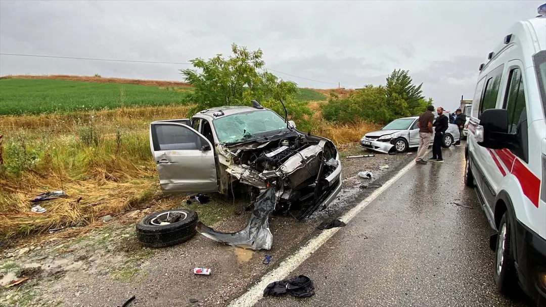 1 Dead, 5 Injured in 3-Vehicle Accident in Kastamonu