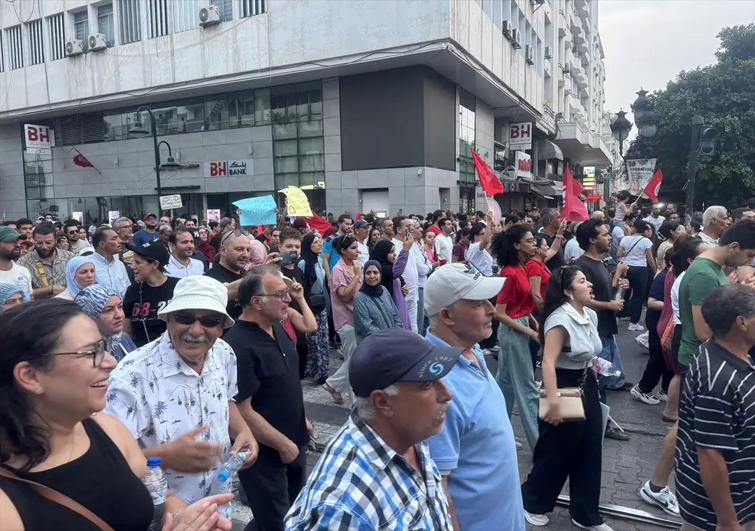 Tunesien: Said-Regierung am 69. Jahrestag der Republik protestiert