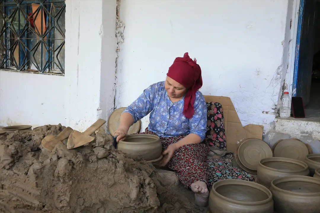 Manisa Potters Transform Volcanic Rocks into Tableware