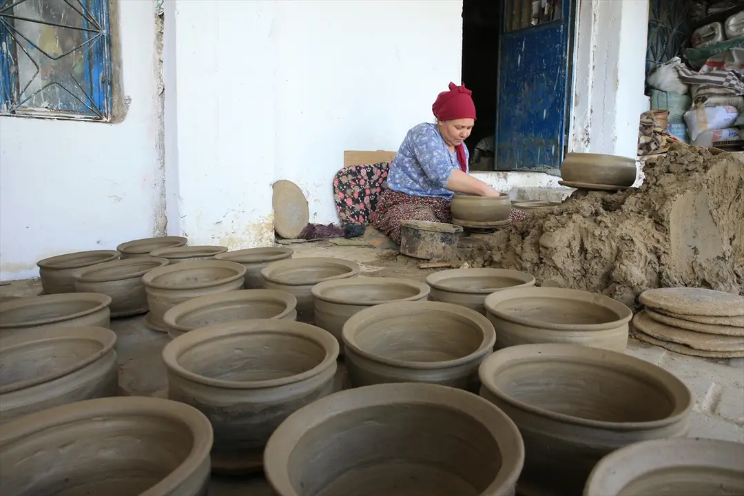 Manisa Potters Transform Volcanic Rocks into Tableware