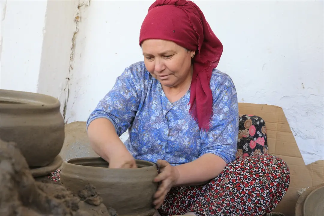 Manisa Potters Transform Volcanic Rocks into Tableware