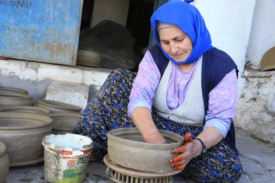 Manisa Potters Transform Volcanic Rocks into Tableware