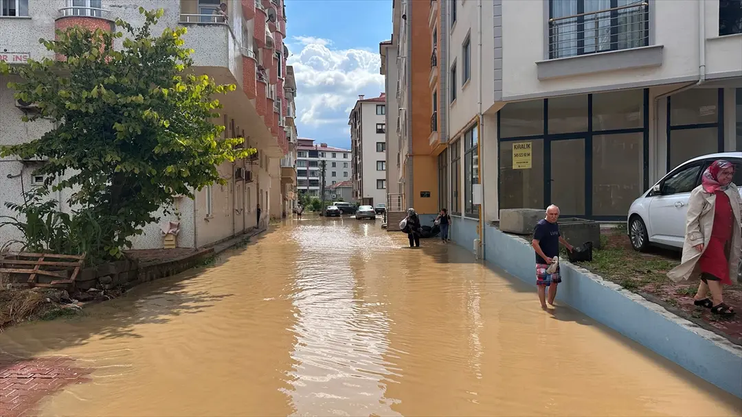 Überschwemmung in Kastamonu Cide: Evakuierungen gestartet, Aufräumarbeiten laufen