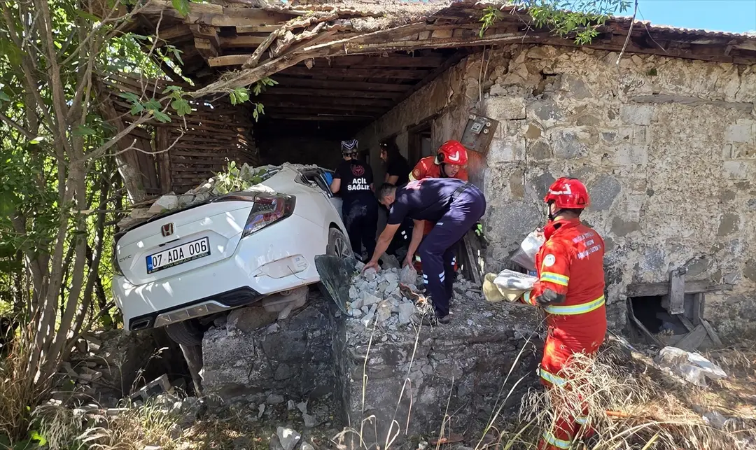 Schrecklicher Unfall in Muğla: Fahrer stirbt, Verlobte verletzt
