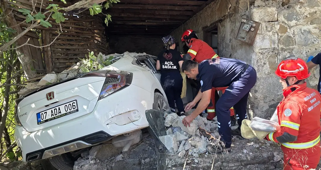 Schrecklicher Unfall in Muğla: Fahrer stirbt, Verlobte verletzt