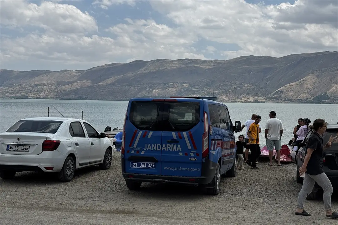 8 Personen aus leckgeschlagenem Boot im Hazar-See in Elazığ gerettet