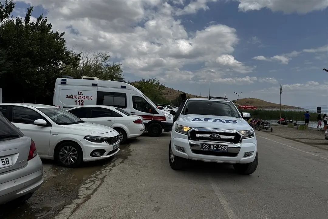 8 Personen aus leckgeschlagenem Boot im Hazar-See in Elazığ gerettet