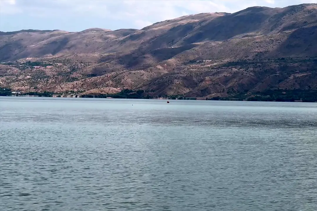 8 Personen aus leckgeschlagenem Boot im Hazar-See in Elazığ gerettet