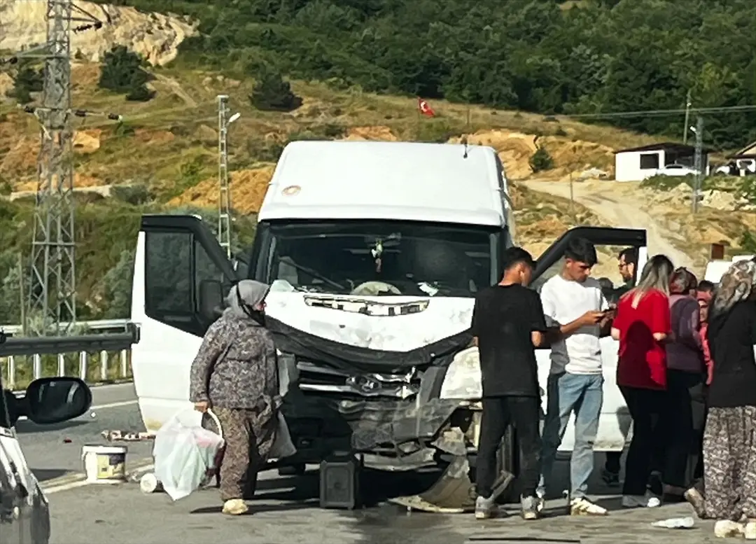 Accident in Ladik, Samsun: Minibus and Panel Van Collide, 5 Injured