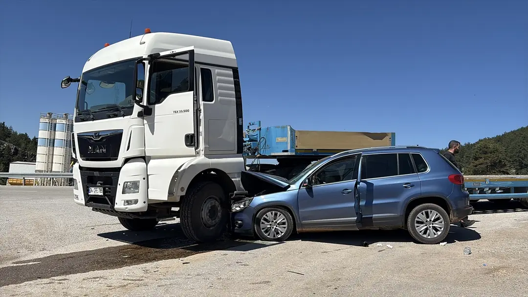 Unfall in Devrekani, Kastamonu: Lkw-Pkw-Kollision, 4 Verletzte