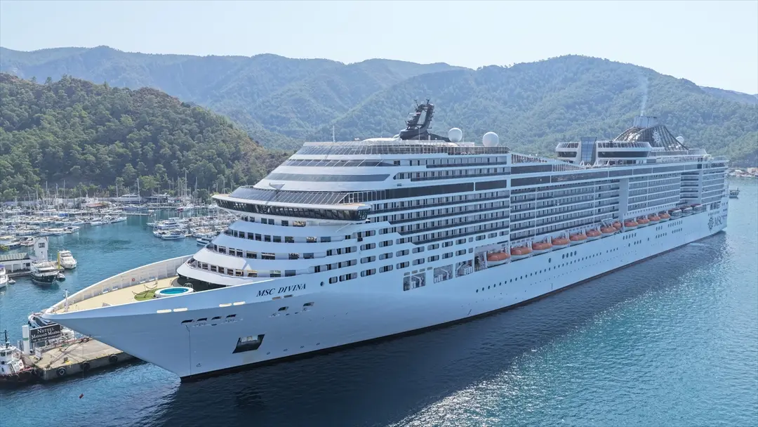 "MSC Divina" kruvaziyeri Marmaris'e 4 bin 249 turist getirdi