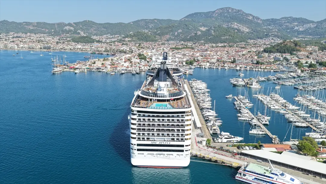 "MSC Divina" kruvaziyeri Marmaris'e 4 bin 249 turist getirdi