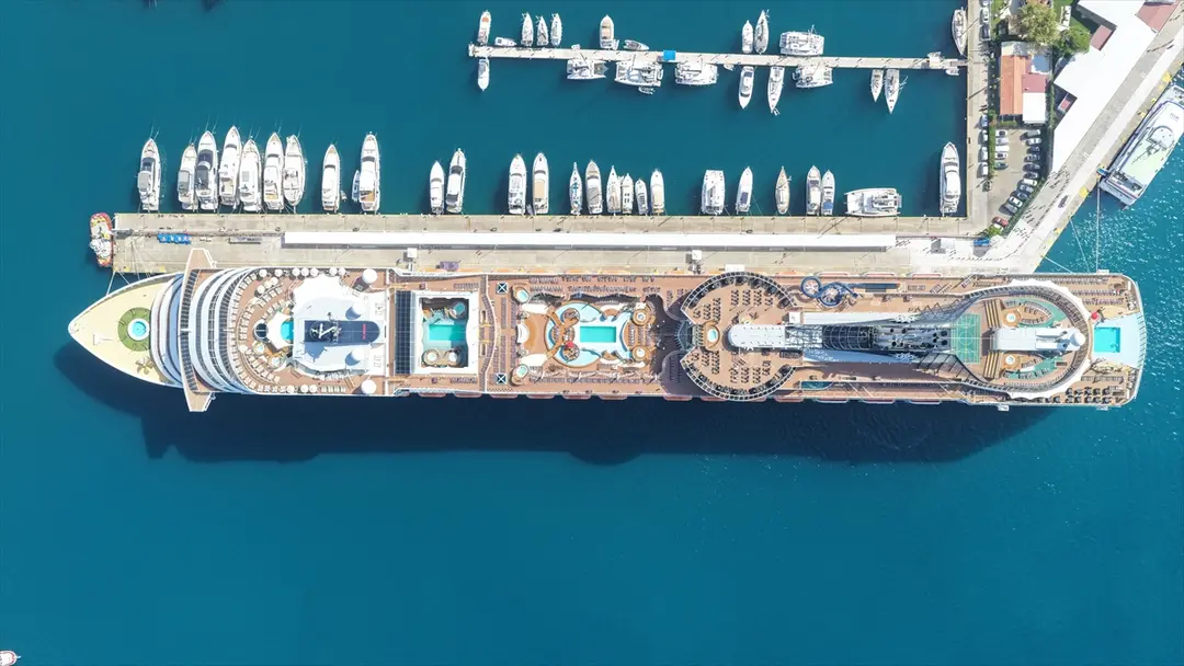 "MSC Divina" kruvaziyeri Marmaris'e 4 bin 249 turist getirdi